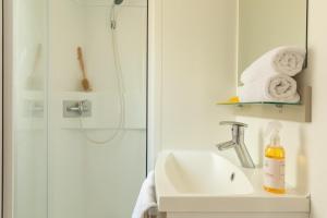 a bathroom with a sink and a shower at Gitavillage Le Marze in Marina di Grosseto