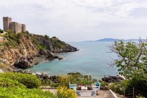 - une vue sur l'océan depuis une falaise dans l'établissement Hotel Capo D'Uomo, à Talamone