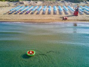 un fruit dans l'eau à côté d'une plage dans l'établissement Gitavillage Le Marze, à Marina di Grosseto