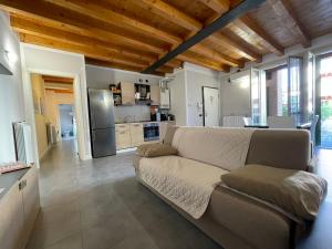 Il comprend un salon avec un canapé et une cuisine. dans l'établissement Dimora San Giorgio - Vicino Leolandia e Bergamo, à Bonate Sotto