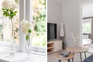 um vaso com flores brancas numa sala de estar em Nice cottage outside Hassleholm em Hässleholm