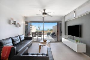 Μια τηλεόραση ή/και κέντρο ψυχαγωγίας στο Casa Médano 5 By Médano Rentals