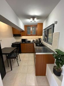 una cucina con un lavello e un tavolo con un tavolo di Elegant Escapes 4 ad Atene
