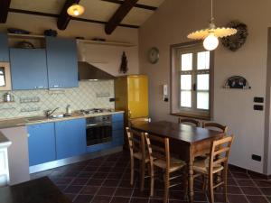 A cozinha ou cozinha compacta de Casa Montagliato