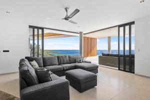 Predel za sedenje v nastanitvi Luxury 12-Person Villa in Cas Abou with Pool, Seaview, and Private Beach Access