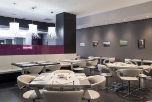 A seating area at Ilunion Bel-Art