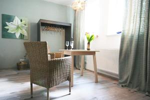 uma sala de jantar com uma mesa e cadeiras e uma janela em Bude 1: Liebevoll saniert & komfortabel em Kiel