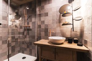 a bathroom with a sink and a shower at Le Refuge du Grand Hôtel - Altitude 1900 m in Saint-Chaffrey