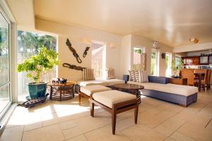 sala de estar con sofá y mesa en Mayumi Beach Villa, en Boracay