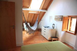 ein Schlafzimmer mit einer Hängematte in der Mitte eines Raumes in der Unterkunft São Vicente House in Lissabon