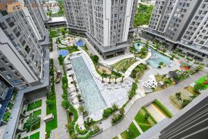 uma vista superior de uma piscina numa cidade em Westgate Apartment- 2N House em Ho Chi Minh