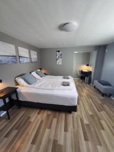 Grindavik Guesthouse self check in & outにあるベッド