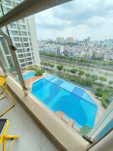 una vista sulla piscina dal balcone di un edificio di #GoldView, 80m2-2Bed2WC. View Bitexco.Full Furniture ad Ho Chi Minh