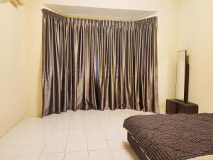 um quarto com uma cama e uma janela com cortinas em Kapar Nala 50 Double storey3 Rooms 1-6 pax em Kapar