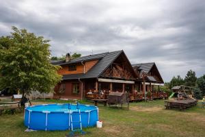 La alberca dentro o cerca de Hospůdka pod Rablinů