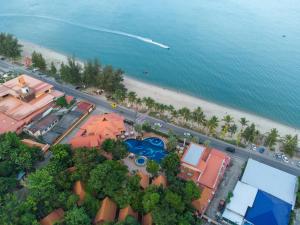 Baan Grood Arcadia Resort & Spa في بان كروت: اطلالة جوية على الشاطئ والمحيط