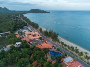 Baan Grood Arcadia Resort & Spa في بان كروت: اطلالة جوية على الشاطئ والمحيط
