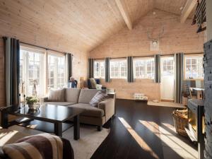 ein Wohnzimmer mit einem Sofa und einem Tisch in der Unterkunft Saballie - Cosy cabin - sunny location! 