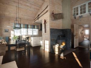 cocina con chimenea, mesa y sillas en Saballie - Cosy cabin - sunny location!, 