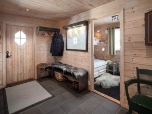 een kamer met een bed in een houten hut bij Saballie - Cosy cabin - sunny location! 