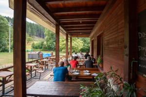 Un restaurante u otro lugar para comer en Hospůdka pod Rablinů