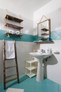 een badkamer met een wastafel en een spiegel bij Villa Alessandro in Castellammare del Golfo