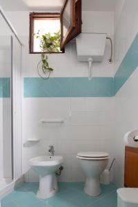 een badkamer met een toilet en een wastafel bij Villa Alessandro in Castellammare del Golfo
