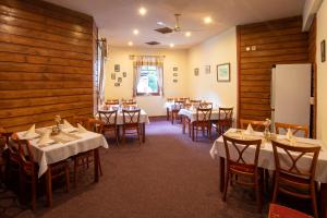 Un restaurante u otro lugar para comer en Hospůdka pod Rablinů