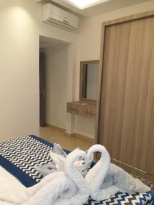A bed or beds in a room at Sharm Hills
