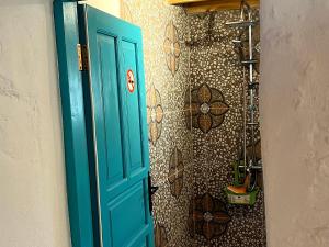 niebieskie drzwi w pokoju ze ścianą w obiekcie Güneş Butik Otel Datça w mieście Cumalı