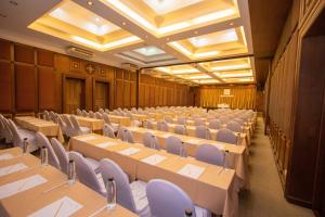 een grote kamer met tafels en stoelen. bij Baan Grood Arcadia Resort & Spa in Ban Krut