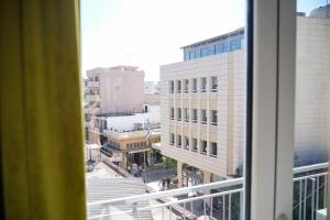 Blick auf eine Stadtstraße aus dem Fenster in der Unterkunft Hotel Selini in Agrinio