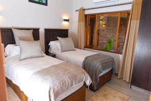 哈玆維尤的住宿－Kruger Park Lodge Unit 268 - PMP，一间卧室设有两张床和窗户。