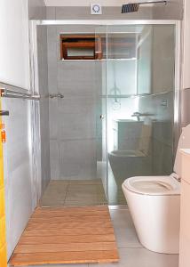 La salle de bains est pourvue de toilettes et d'une douche en verre. dans l'établissement Kruger Park Lodge Unit 268 - PMP, à Hazyview