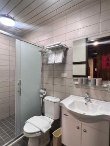 uma casa de banho com um WC e um lavatório em 壹樓文旅 em Jinhu