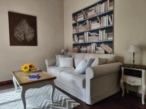 sala de estar con sofá blanco y mesa en Le Chant du Coeur, en Roussillon