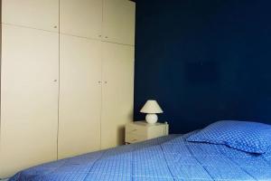 um quarto azul com uma cama e uma parede azul em L'Ariondaz - Appartement au centre du village, proche des pistes, avec parking em Courchevel