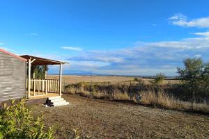 un piccolo edificio con portico e campo di Agri Homes Spanora a Crocicchie
