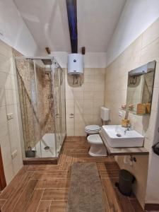シッラにあるLA CASETTA AZZURRA CHIANALEA - locazione turisticaのバスルーム(シャワー、トイレ、シンク付)