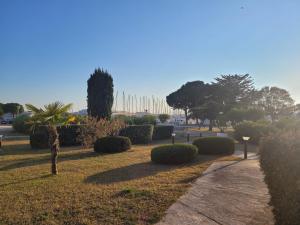 Vonkajšia záhrada v ubytovaní Spacieux rez de jardin vue sur port de plaisance