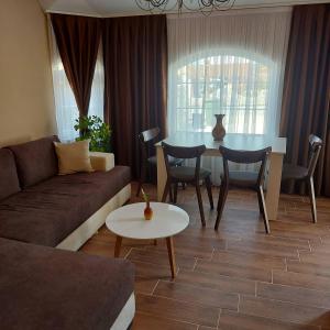 ein Wohnzimmer mit einem Sofa und einem Tisch in der Unterkunft Villa sv.Petka-Ohrid in Ohrid