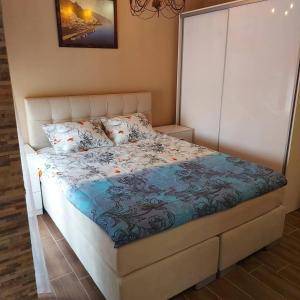 ein Schlafzimmer mit einem Bett mit einem weißen Bettrahmen in der Unterkunft Villa sv.Petka-Ohrid in Ohrid