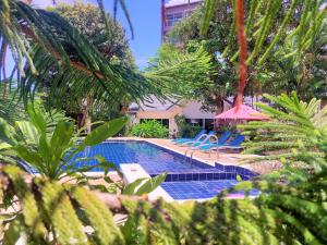 Piscina de la sau aproape de Blue Palm Kata Resort