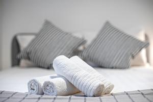 Een bed of bedden in een kamer bij -旅タイム 玉出東- 岸里玉出駅