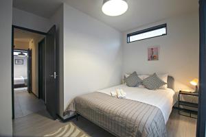 Een bed of bedden in een kamer bij -旅タイム 玉出東- 岸里玉出駅