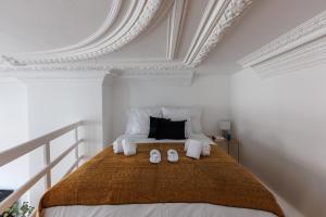 - une chambre avec un lit aux murs blancs et un plafond dans l'établissement Sweet Inn - Rue Des Chartreux, à Bruxelles