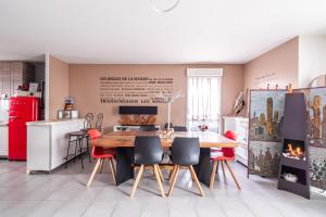 cocina y comedor con mesa y sillas en Welcome Gigi's Room 1, en Châteaubourg