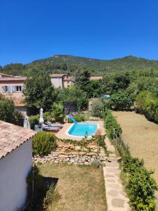 um quintal com uma piscina e uma casa em L'OUSTAOU em Signes