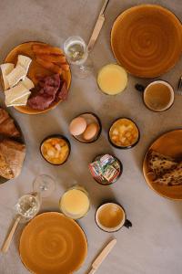 einen Tisch mit Teller und Schalen mit Lebensmitteln in der Unterkunft Zicht op Twente - Spa lodges in Markelo
