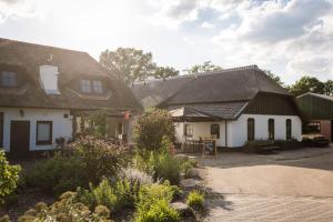 a house with a garden in front of it at Zicht op Twente - Spa lodges in Markelo